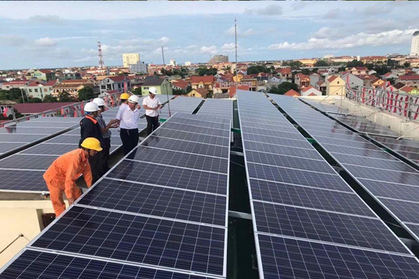 Chuyên viên tại Vinagi kiểm tra lại lại hệ thống lắp đặt điện mặt trời nhà xưởng