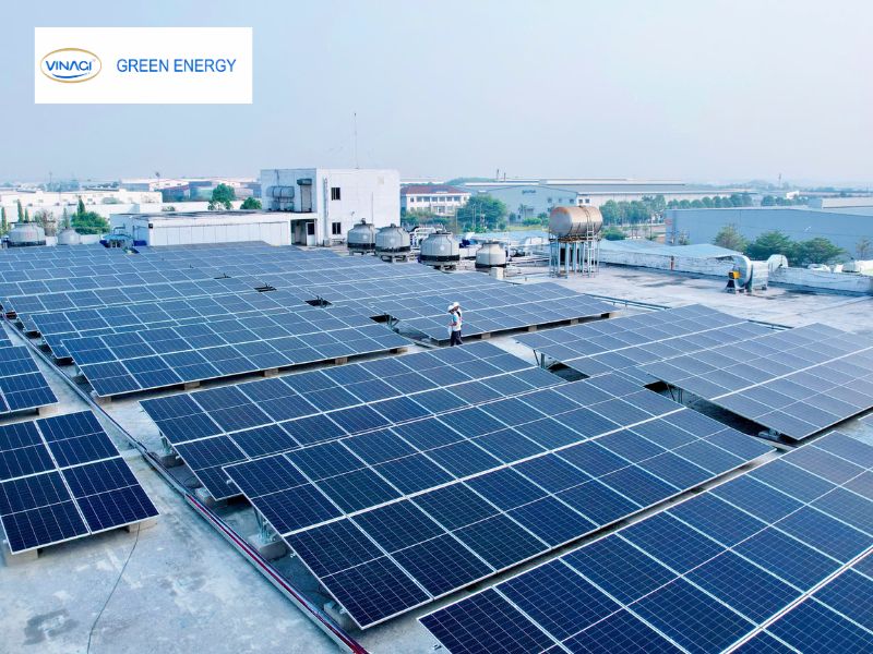 Hoàn thiện lắp tấm pin mặt trời một bên mái xưởng