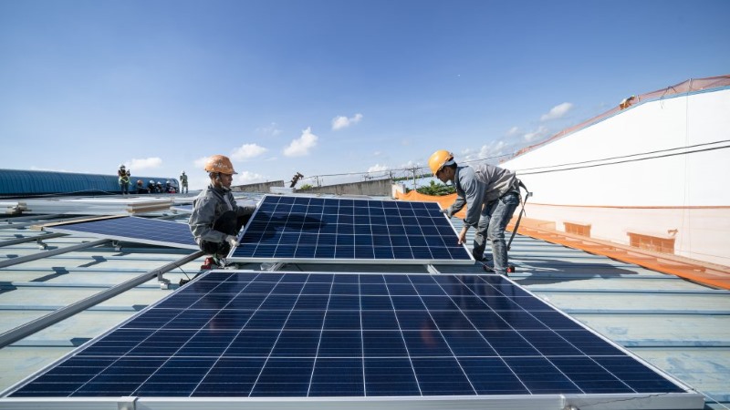 Lắp điện năng lượng mặt trời giá bao nhiêu? Cập nhật giá mới nhất 2026